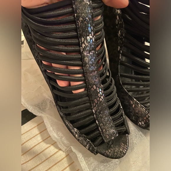 Open toe heeled sandals - Picture 4 of 9